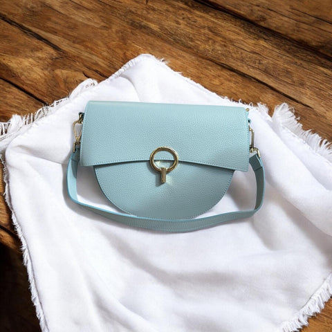 Geantă bleu pastel din piele naturală, cu design semilună – Fabricată în Italia