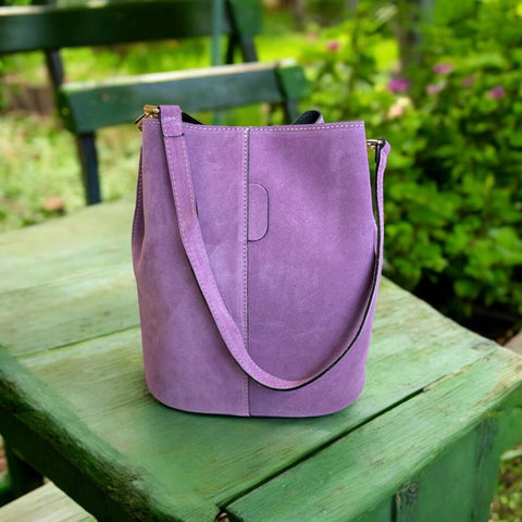 Geanta tip bucket din piele intoarsa mov lavanda-fabricata in Italia